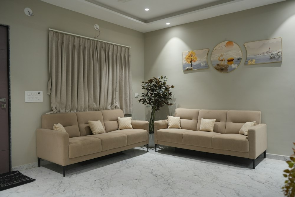 Referencia de un salón contemporáneo con sofás beige para el concepto Tierra.