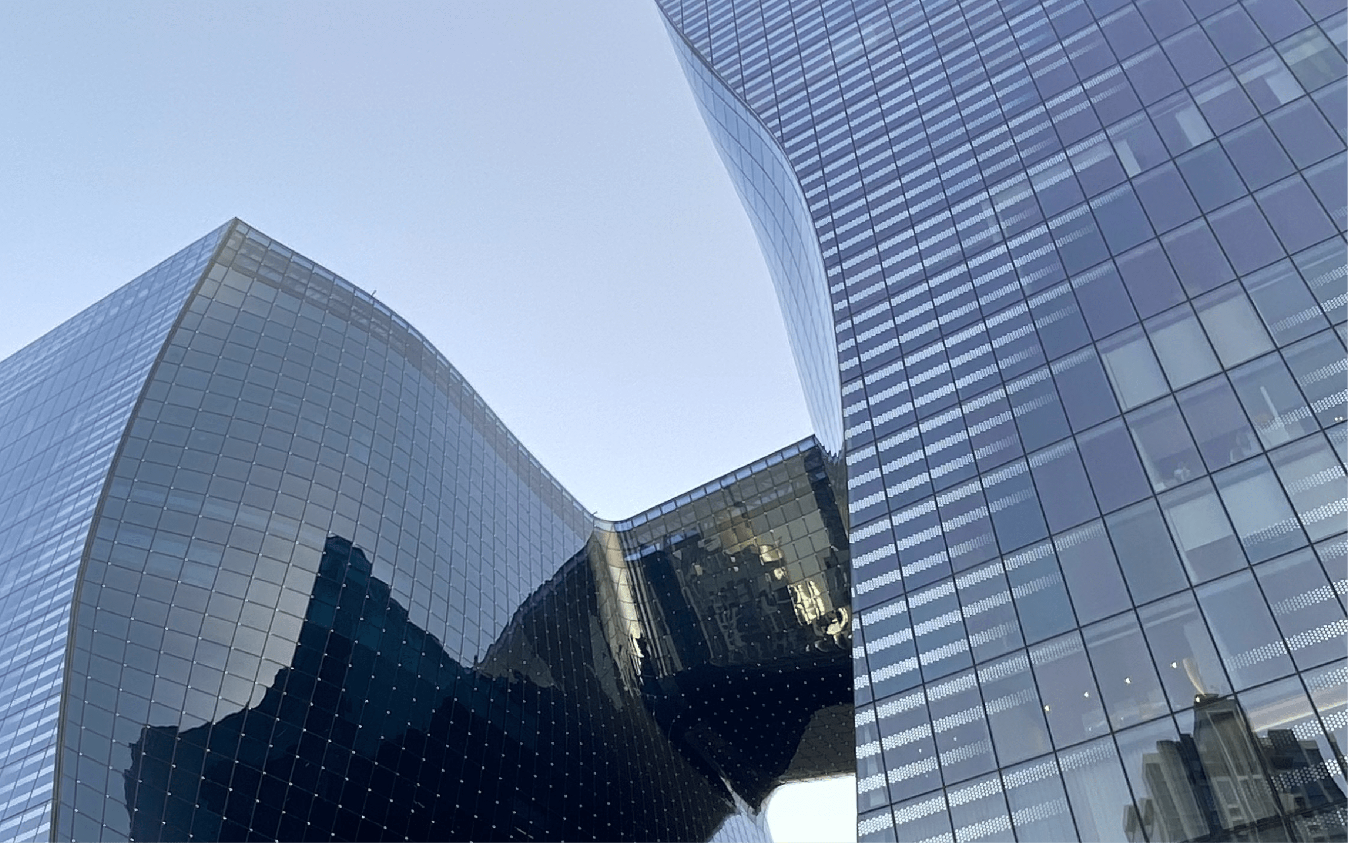Silueta escultórica de The Opus, edificio diseñado por Zaha Hadid